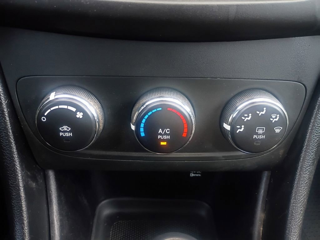 Used 2012 Dodge Avenger SE image 4