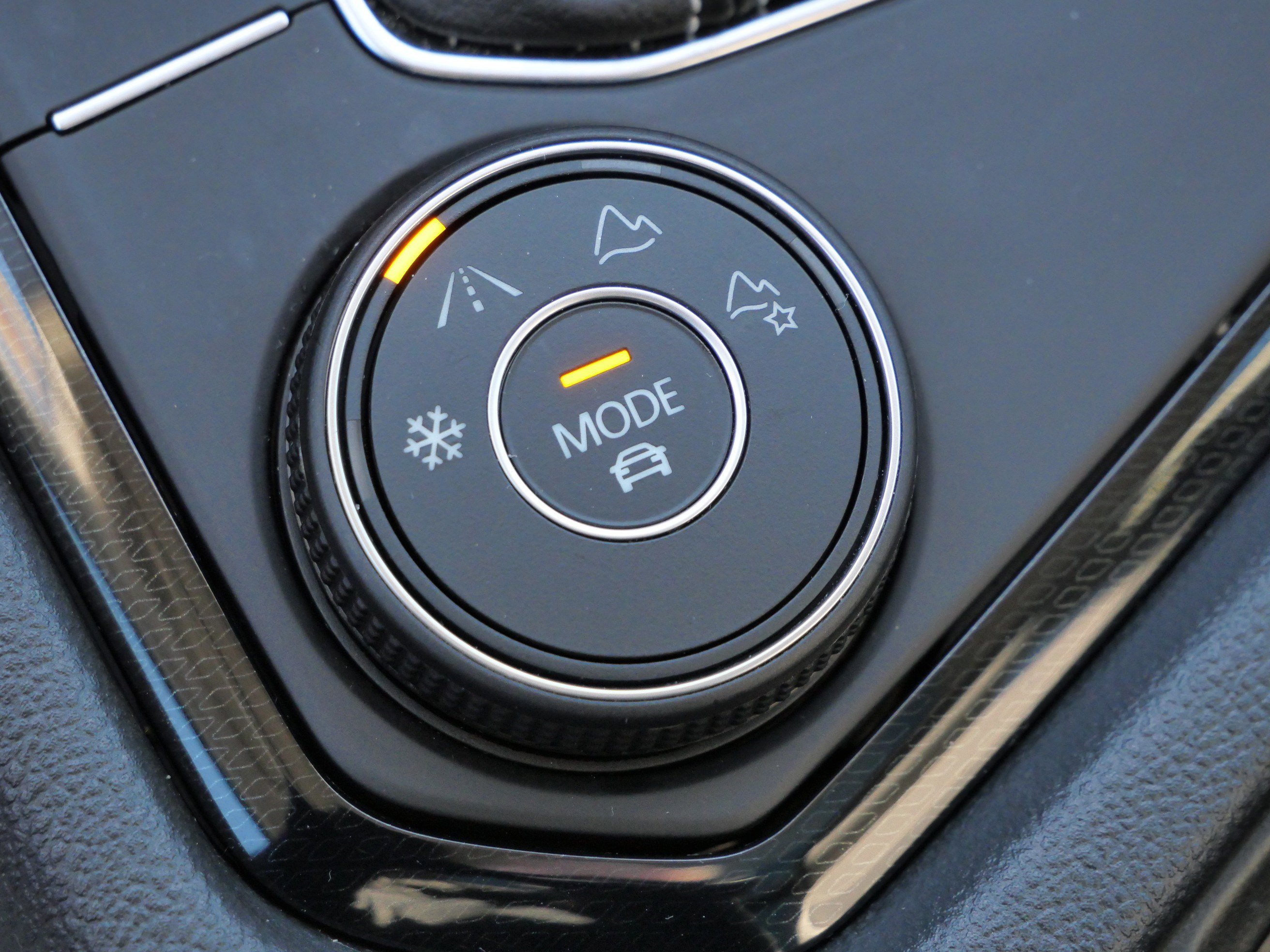 Certified 2025 Volkswagen Taos SE image 28