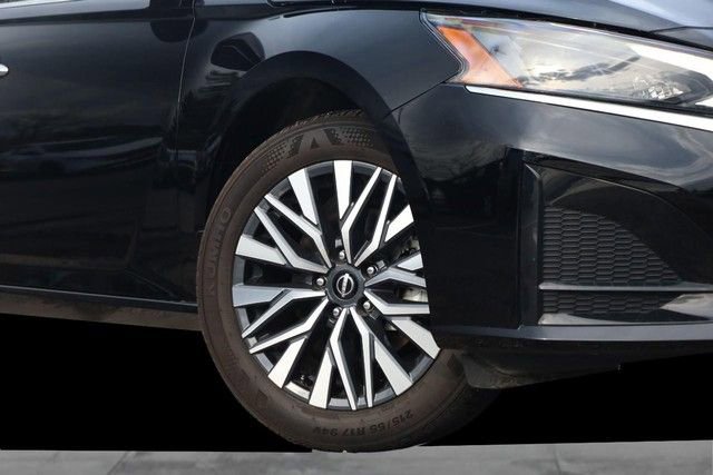 Certified 2024 Nissan Altima 2.5 SV w/ SV Premium Package AWD/4WD image 3