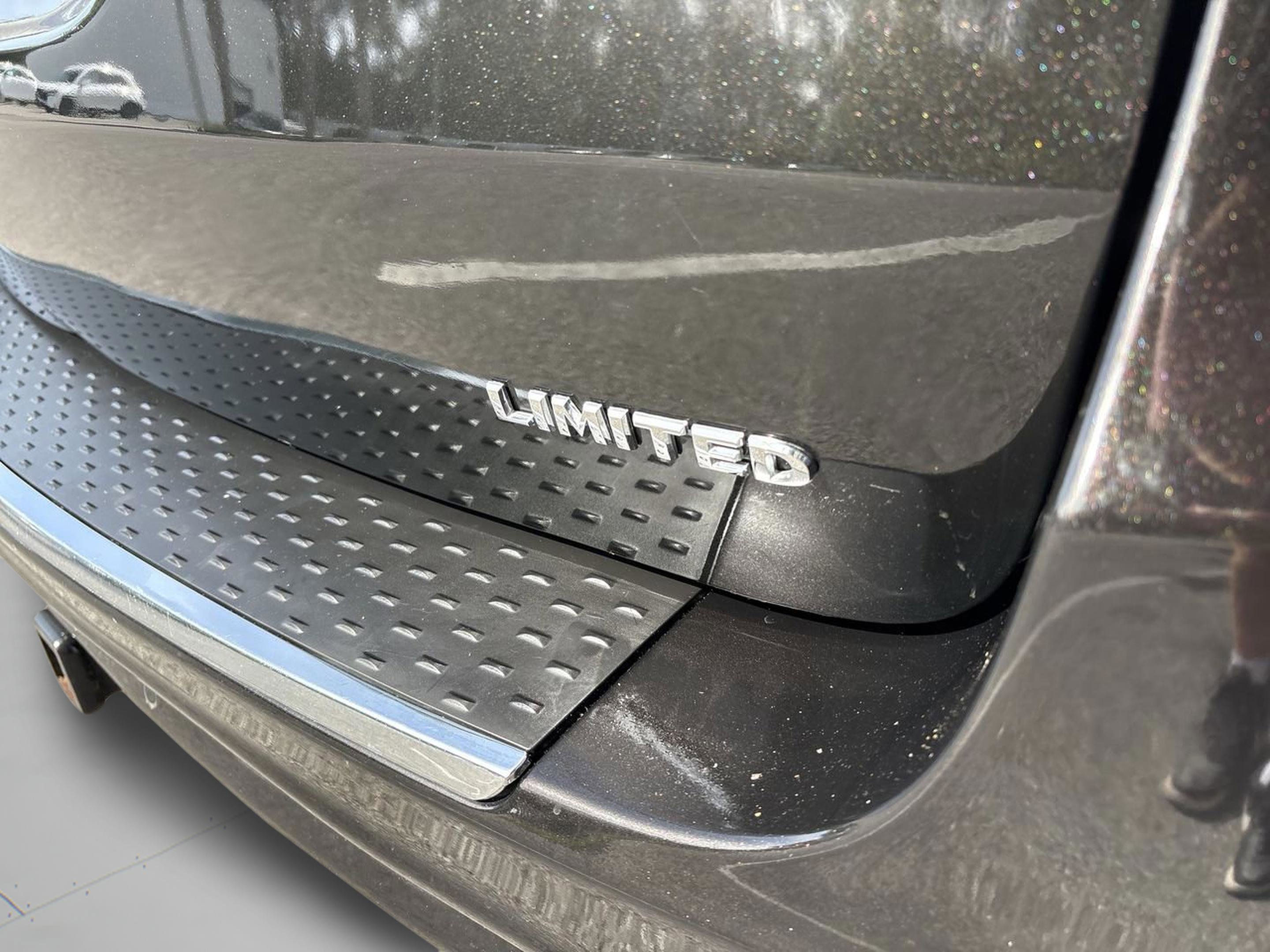 Used 2015 Chrysler Town & Country Limited Platinum FWD image 32