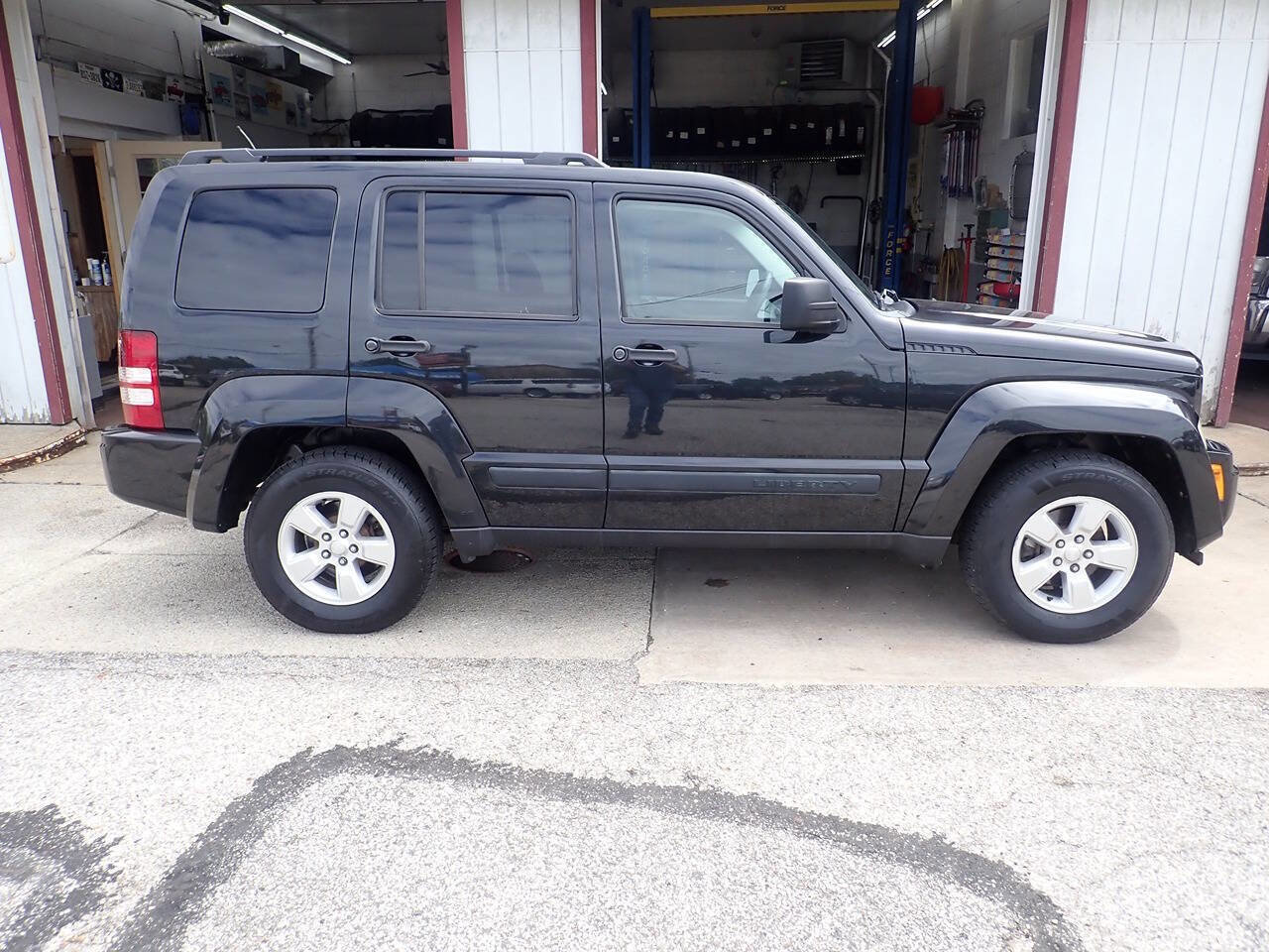 Used 2010 Jeep Liberty Sport w/ Popular Equipment Group image 21