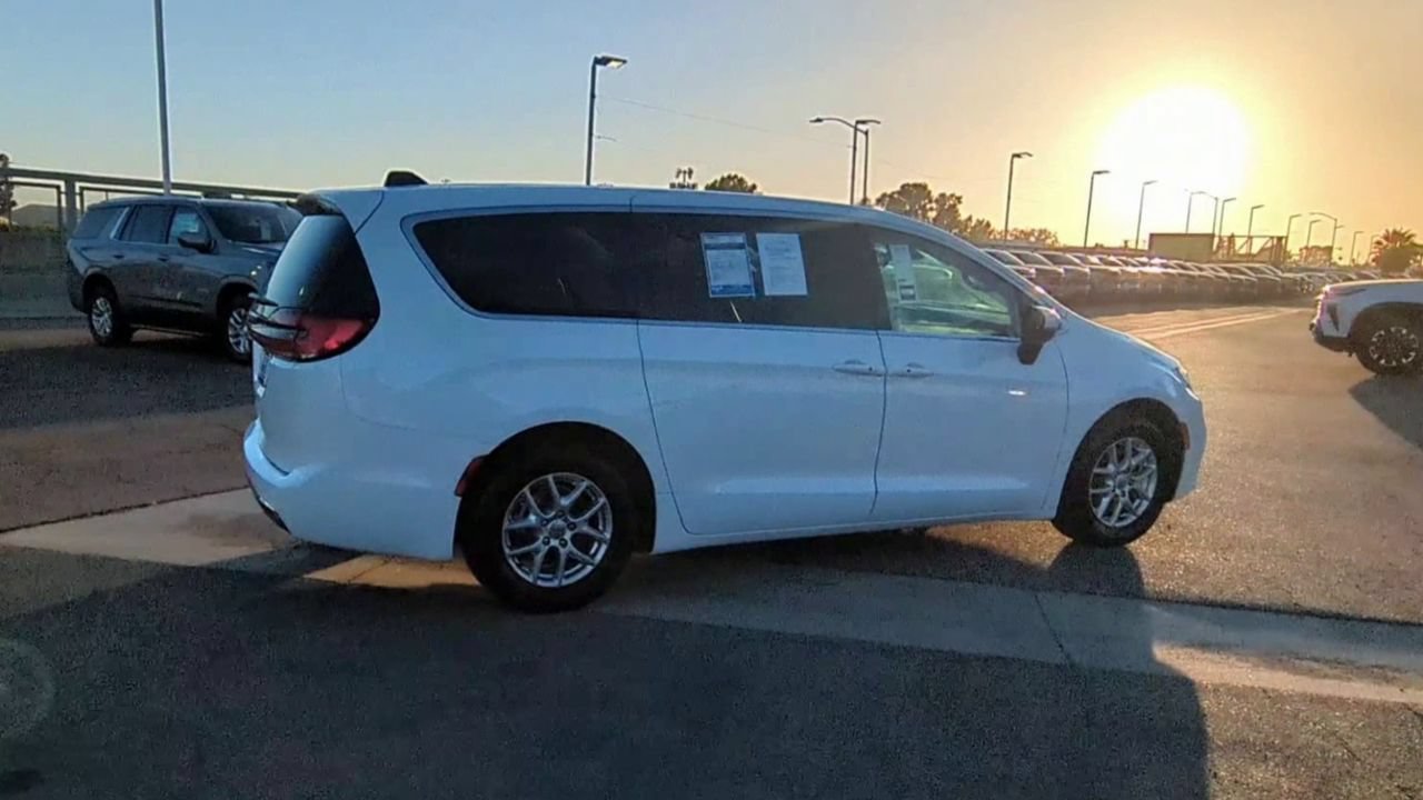 Used 2023 Chrysler Pacifica Touring-L FWD image 8