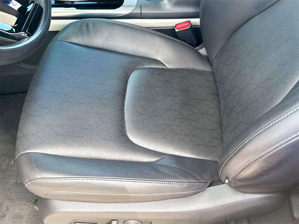 Used 2024 Kia Carnival EX image 21