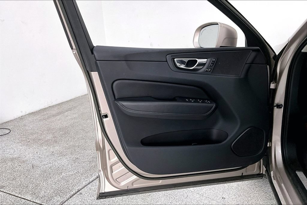 Certified 2023 Volvo XC60 B5 Plus w/ Protection Package Premier FWD image 19