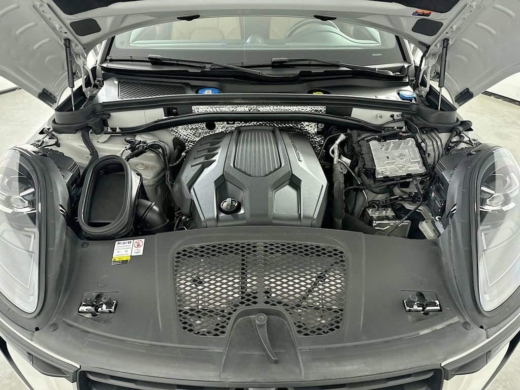 Certified 2023 Porsche Macan image 31