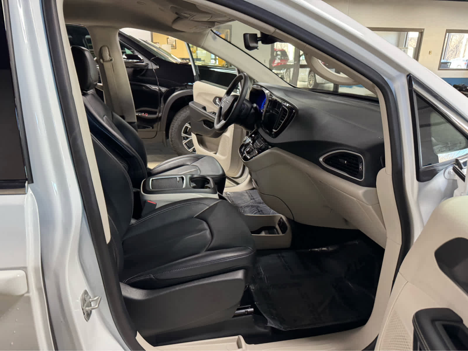 Used 2024 Chrysler Pacifica Touring-L image 11