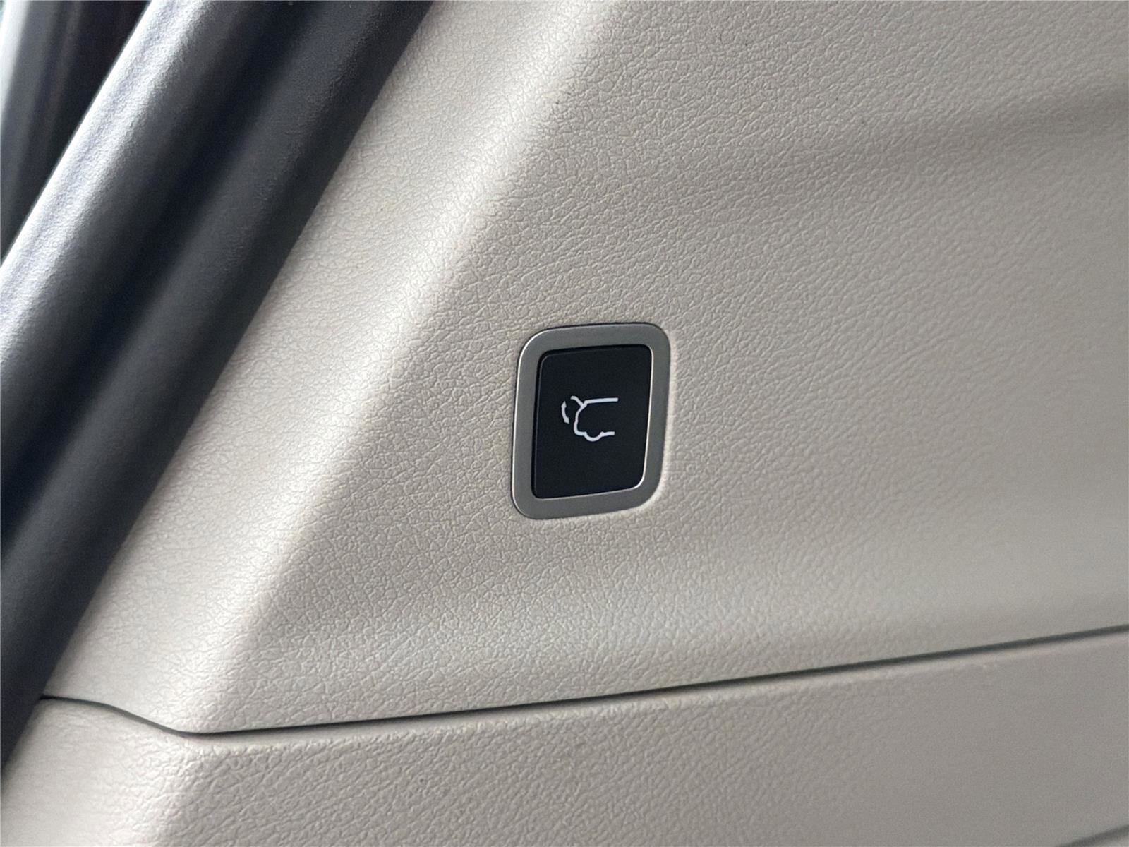 Used 2023 Chrysler Pacifica Touring-L FWD image 18