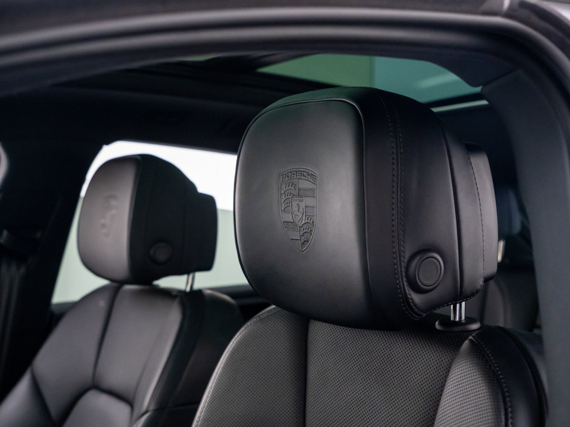 Certified 2023 Porsche Macan AWD/4WD image 16