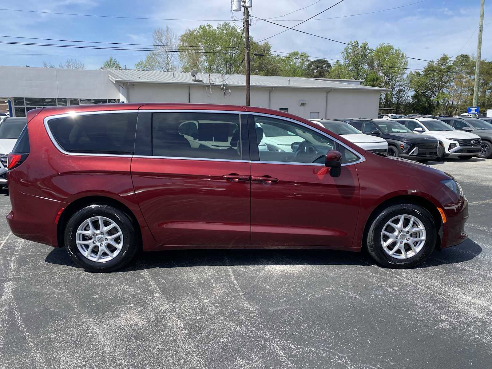Used 2023 Chrysler Voyager LX image 4