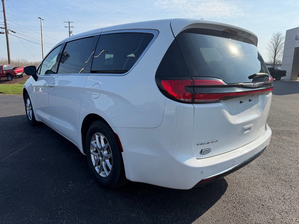 Used 2023 Chrysler Pacifica Touring-L image 3