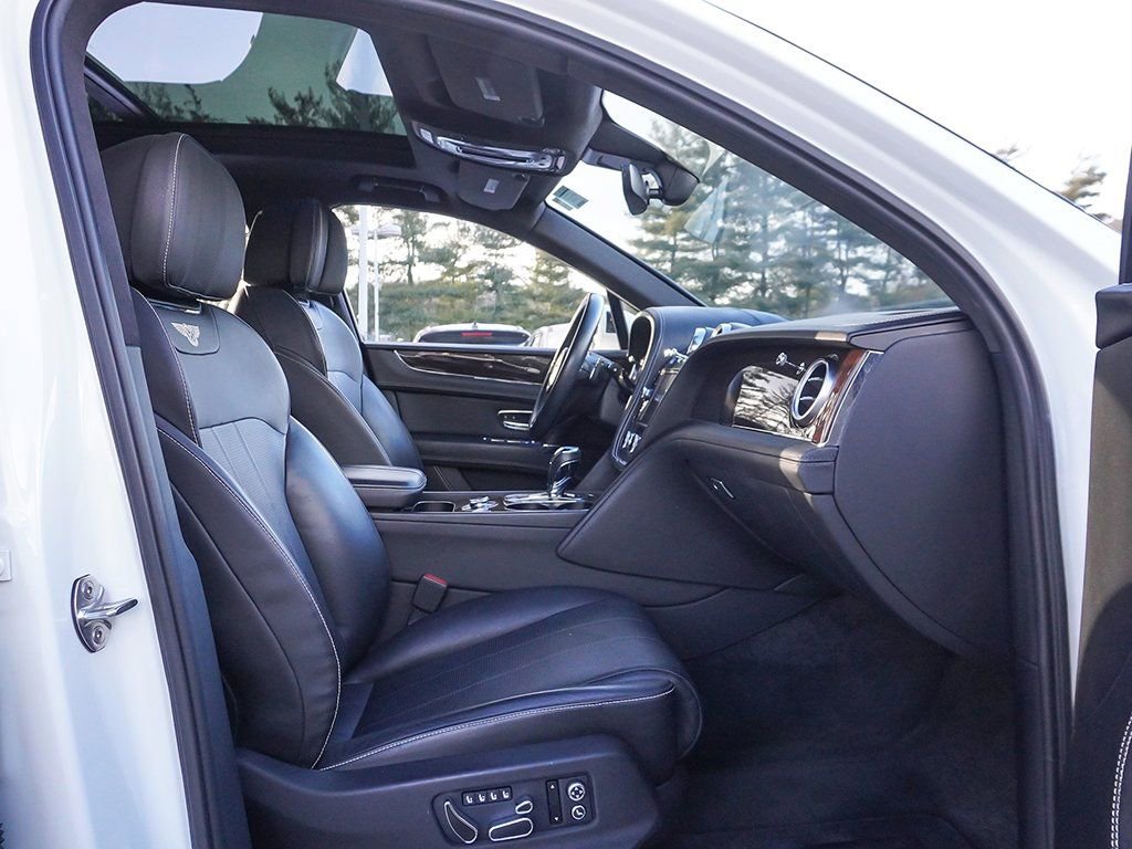 Used 2019 Bentley Bentayga AWD/4WD image 38