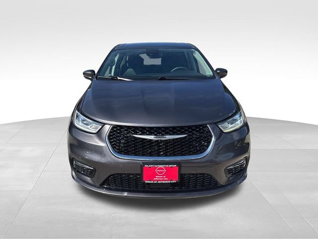 Used 2023 Chrysler Pacifica Touring-L FWD image 2