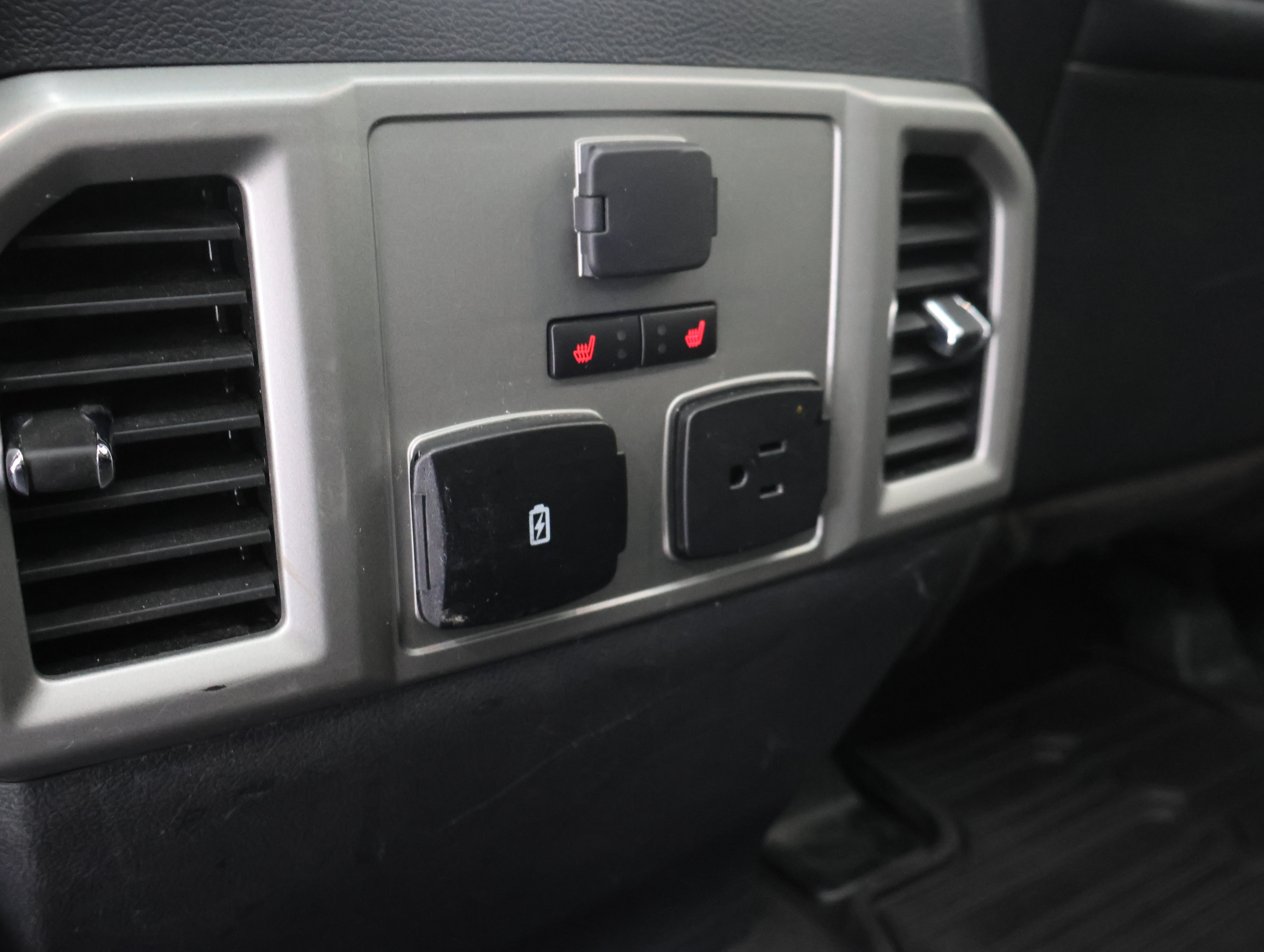 Used 2022 Ford F250 Lariat w/ Black Appearance Package AWD/4WD image 36