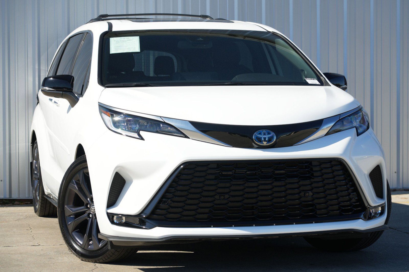 Used 2024 Toyota Sienna XSE w/ XSE Premium Package image 4