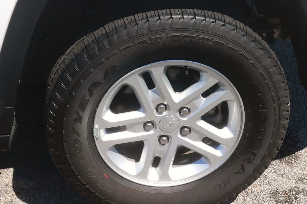 Used 2024 Jeep Grand Cherokee Laredo AWD/4WD image 10