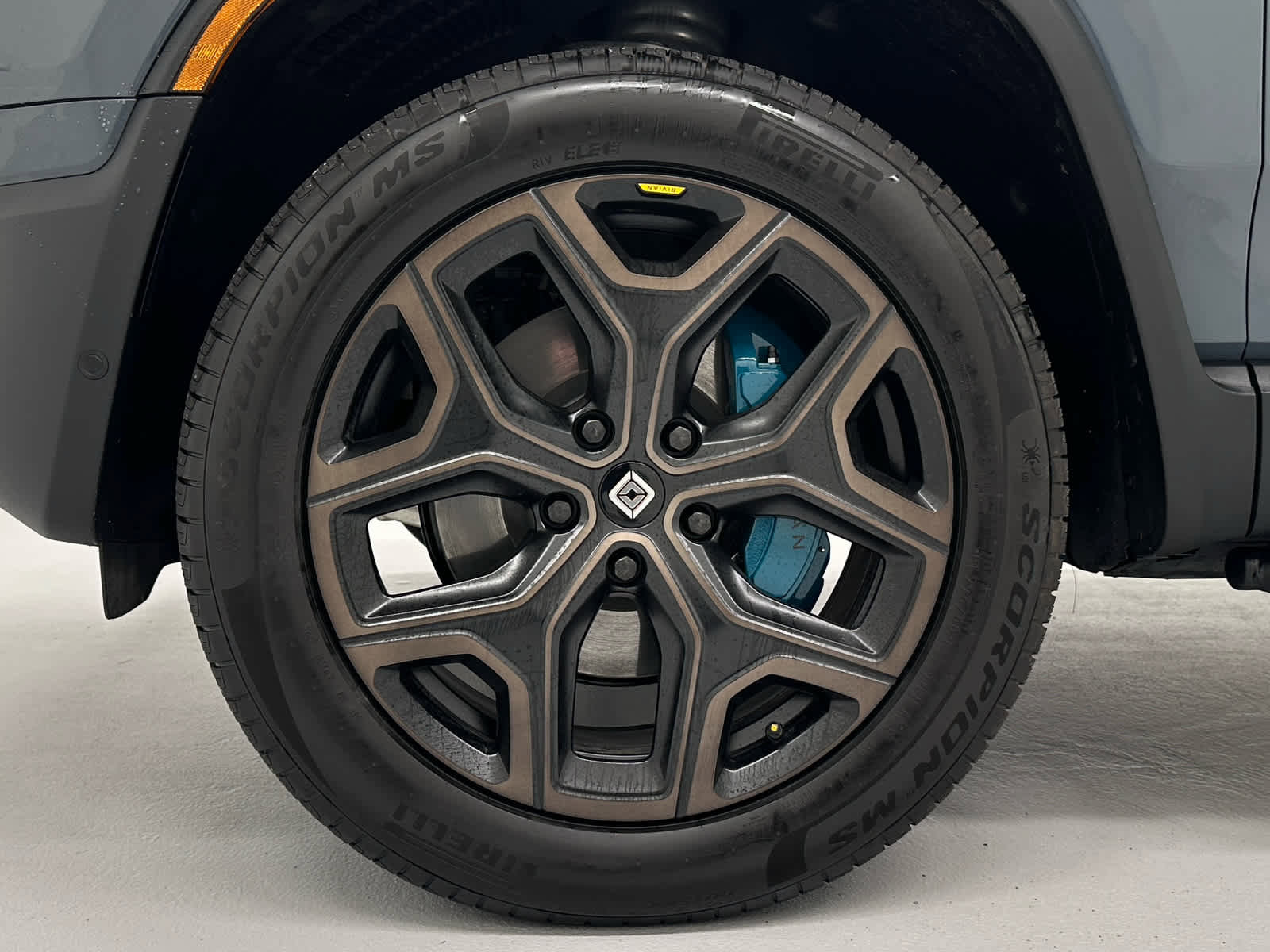 Used 2026 Rivian R1S Premium image 9