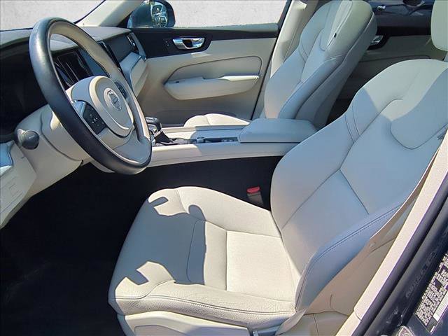 Used 2018 Volvo XC60 T6 Momentum w/ Vision Package image 16