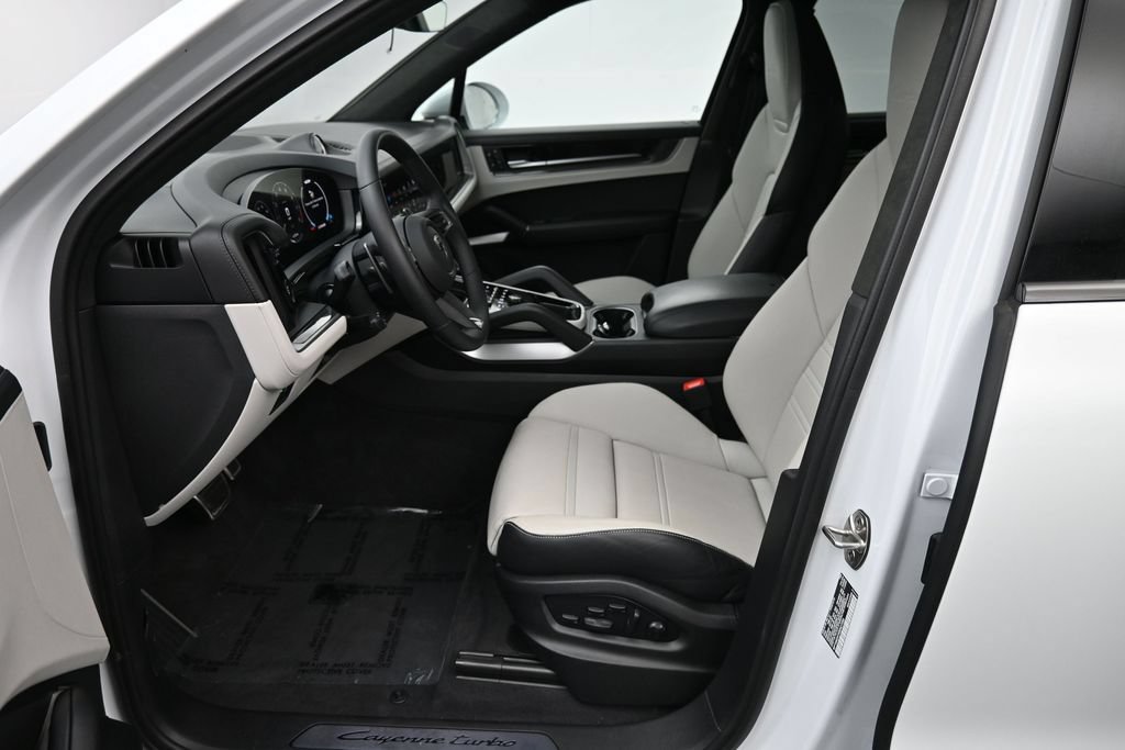 Certified 2025 Porsche Cayenne Turbo AWD/4WD image 10