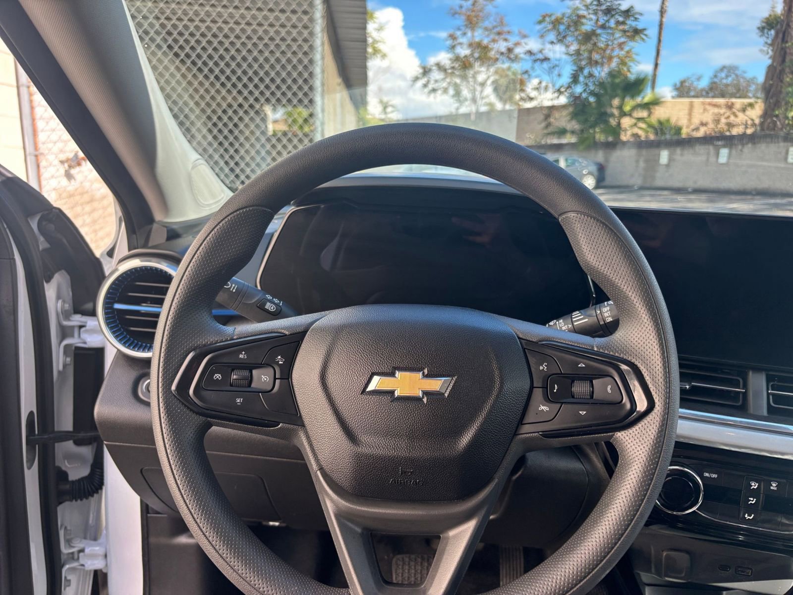 Used 2025 Chevrolet Trax LT image 34