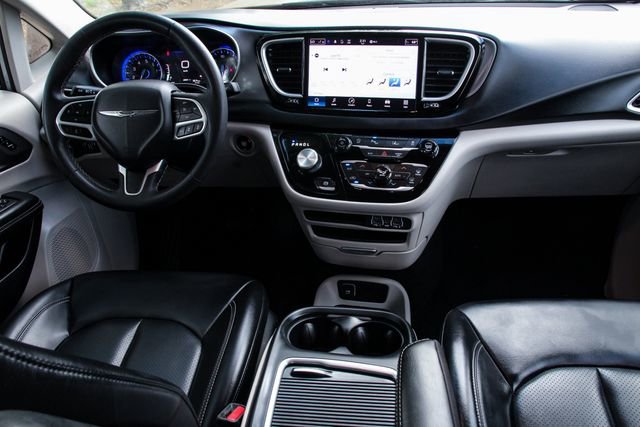 Used 2023 Chrysler Pacifica Touring-L image 33