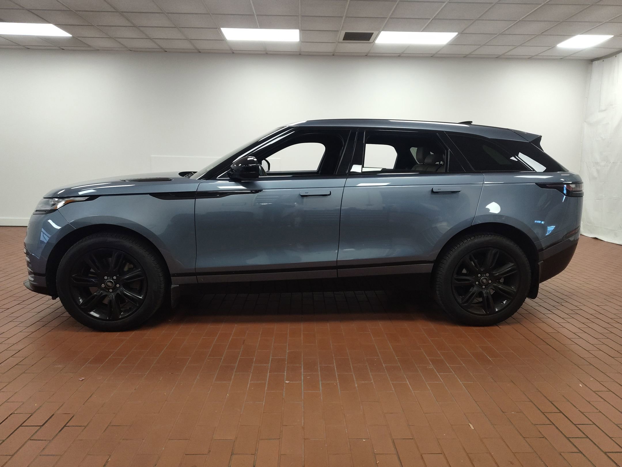 Used 2023 Land Rover Range Rover Velar R-Dynamic S image 2