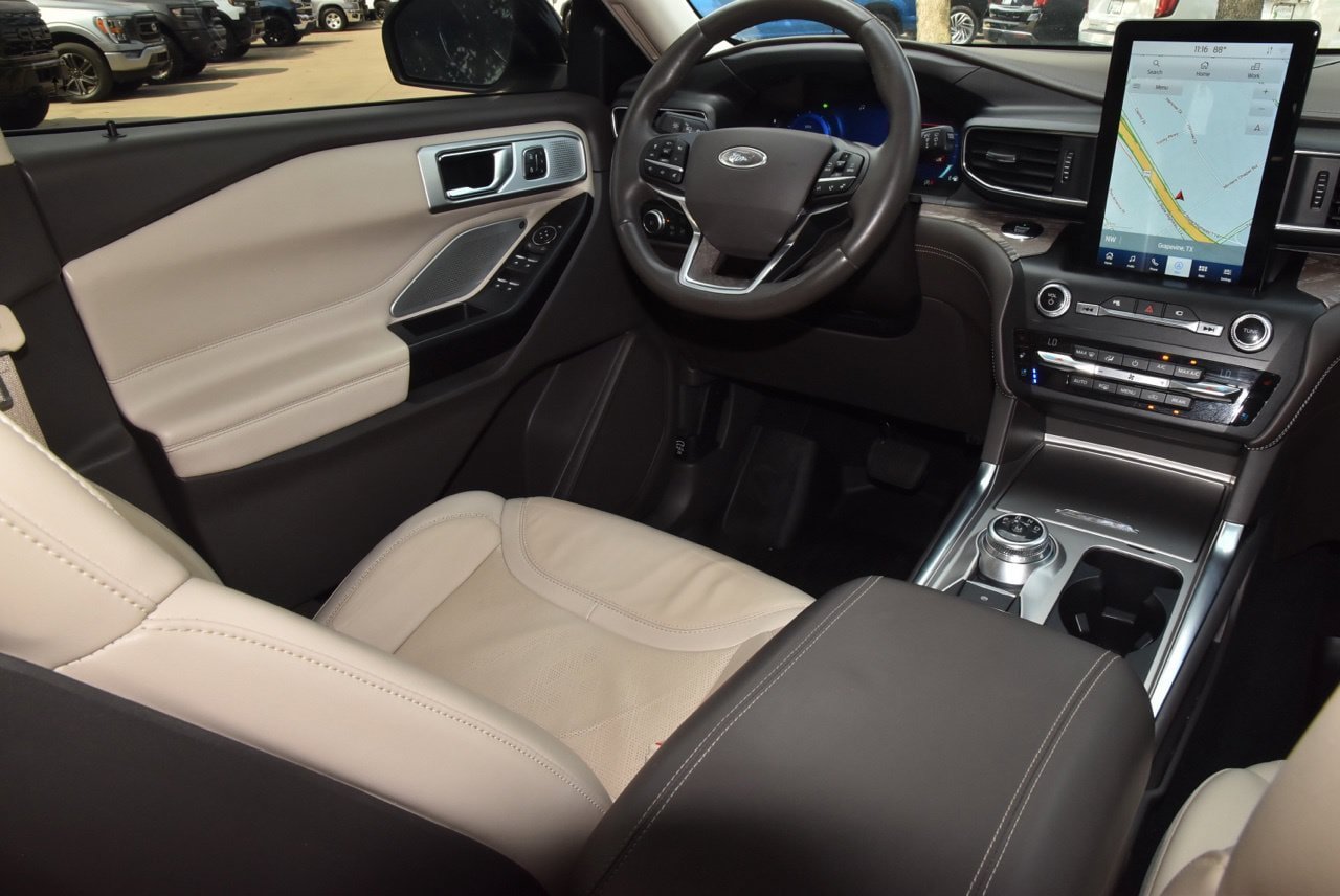 Used 2020 Ford Explorer Platinum w/ Premium Technology Package AWD/4WD image 16