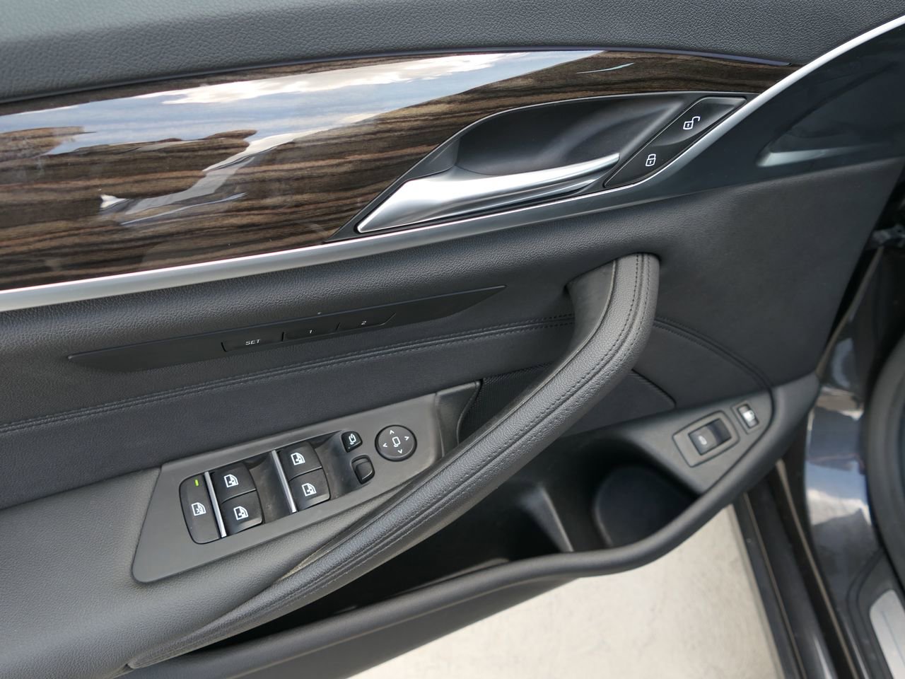 Used 2020 BMW 530e w/ Convenience Package image 14