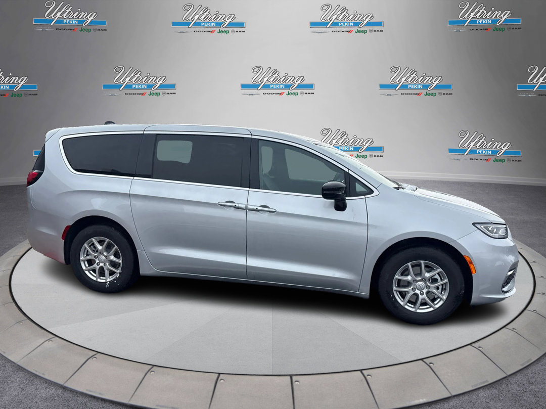 New 2026 Chrysler Pacifica Select image 2