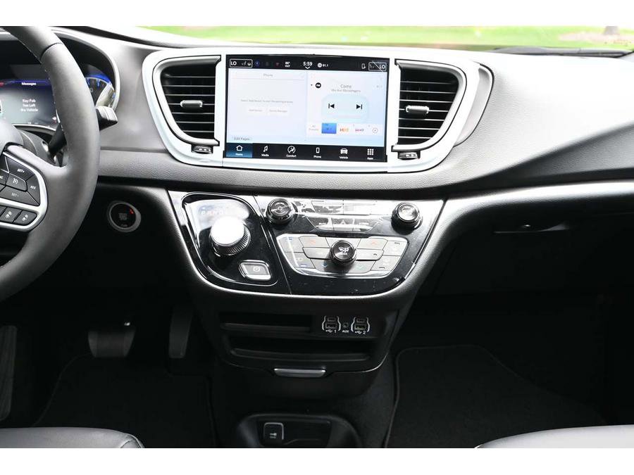 New 2025 Chrysler Voyager LX image 22