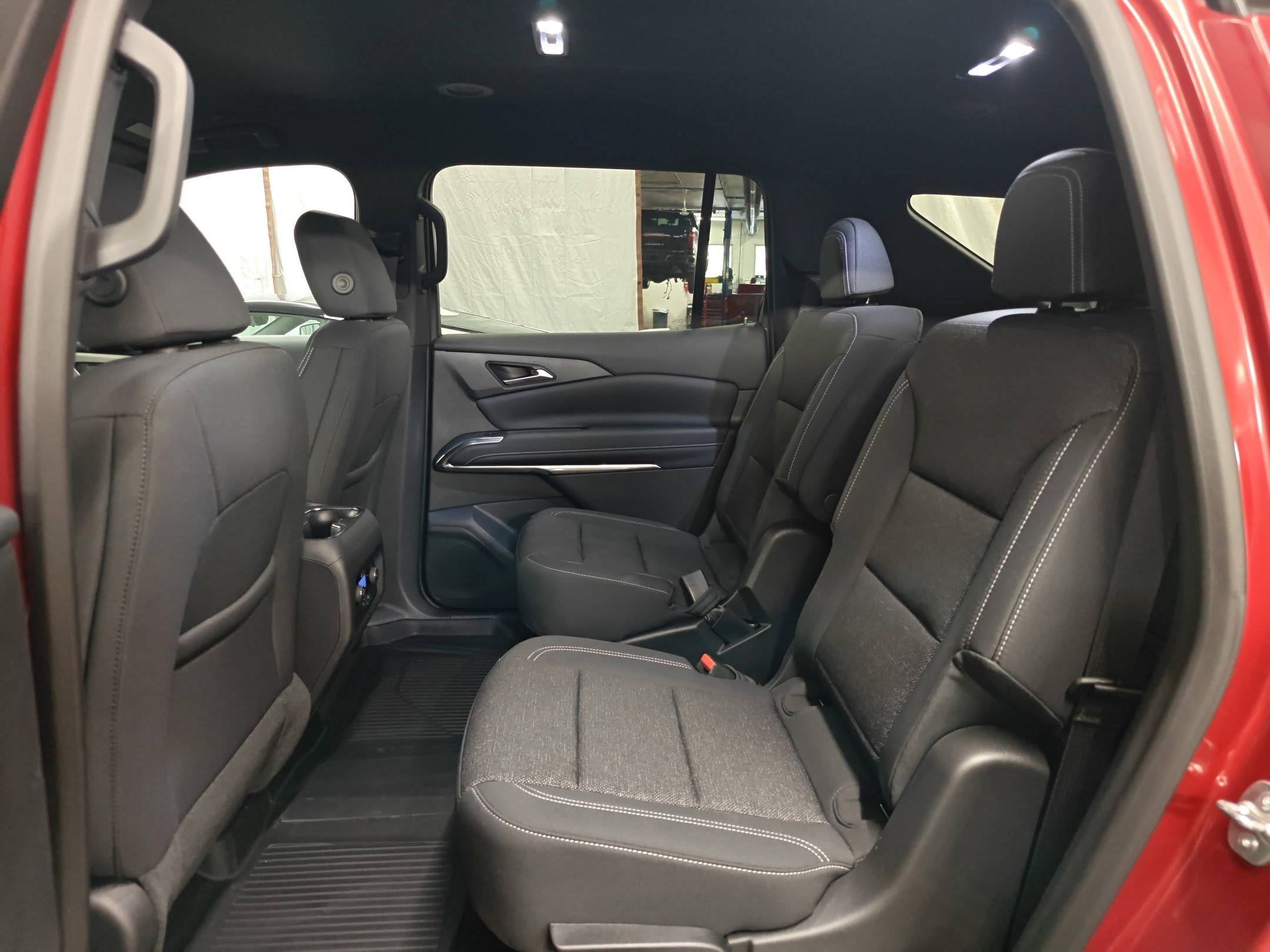 Used 2025 Chevrolet Traverse LT w/ Midnight/Sport Edition image 14