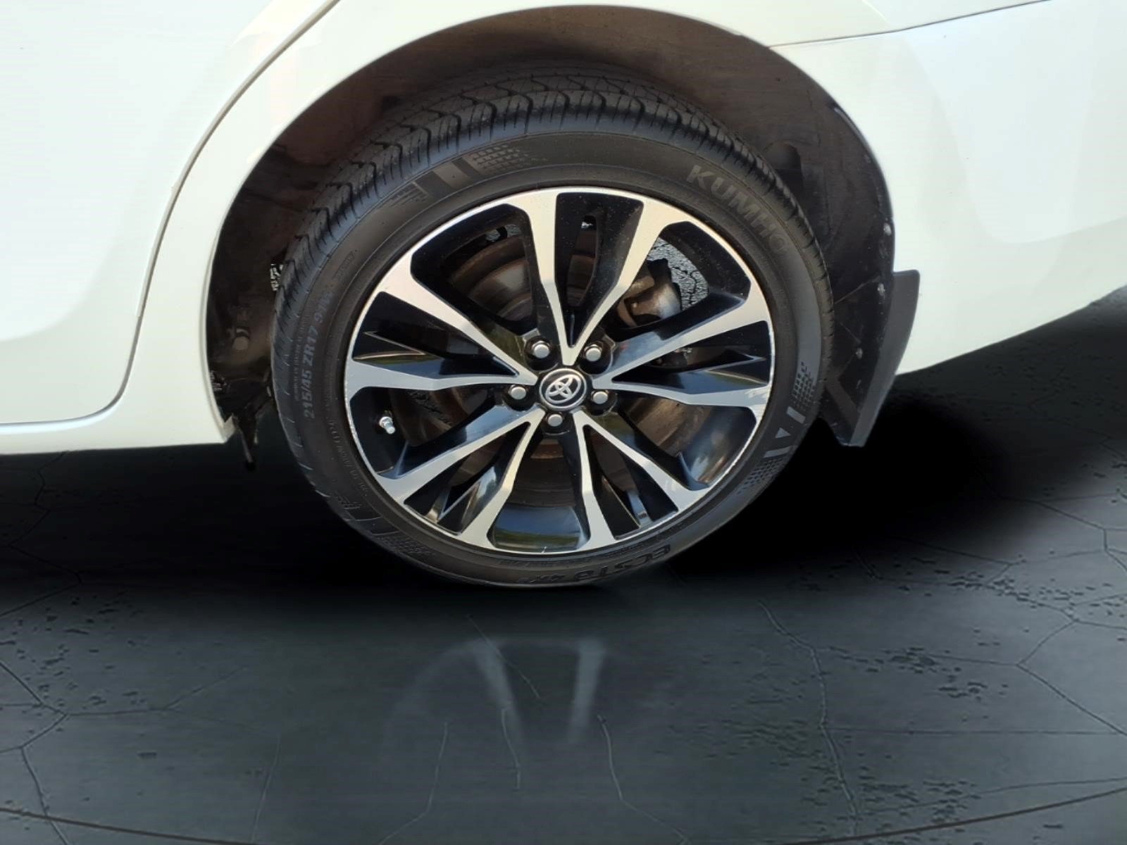 Used 2017 Toyota Corolla SE w/ SE Premium Package FWD image 6