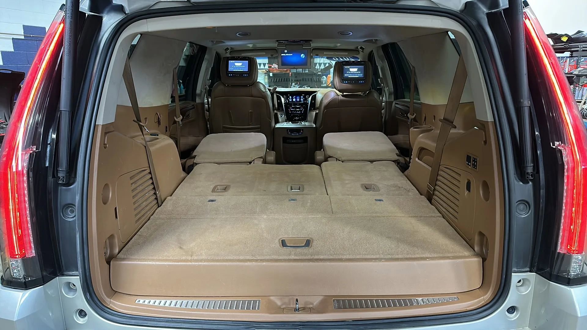 Used 2016 Cadillac Escalade Platinum image 18