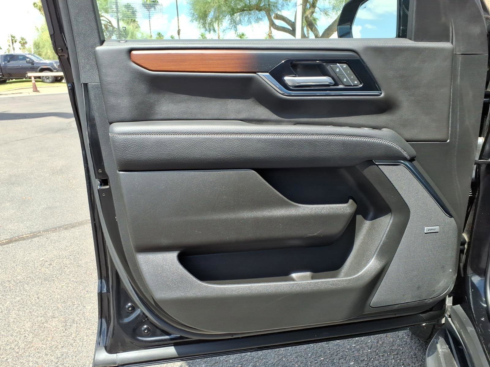 Used 2025 GMC Yukon XL Denali AWD/4WD image 19