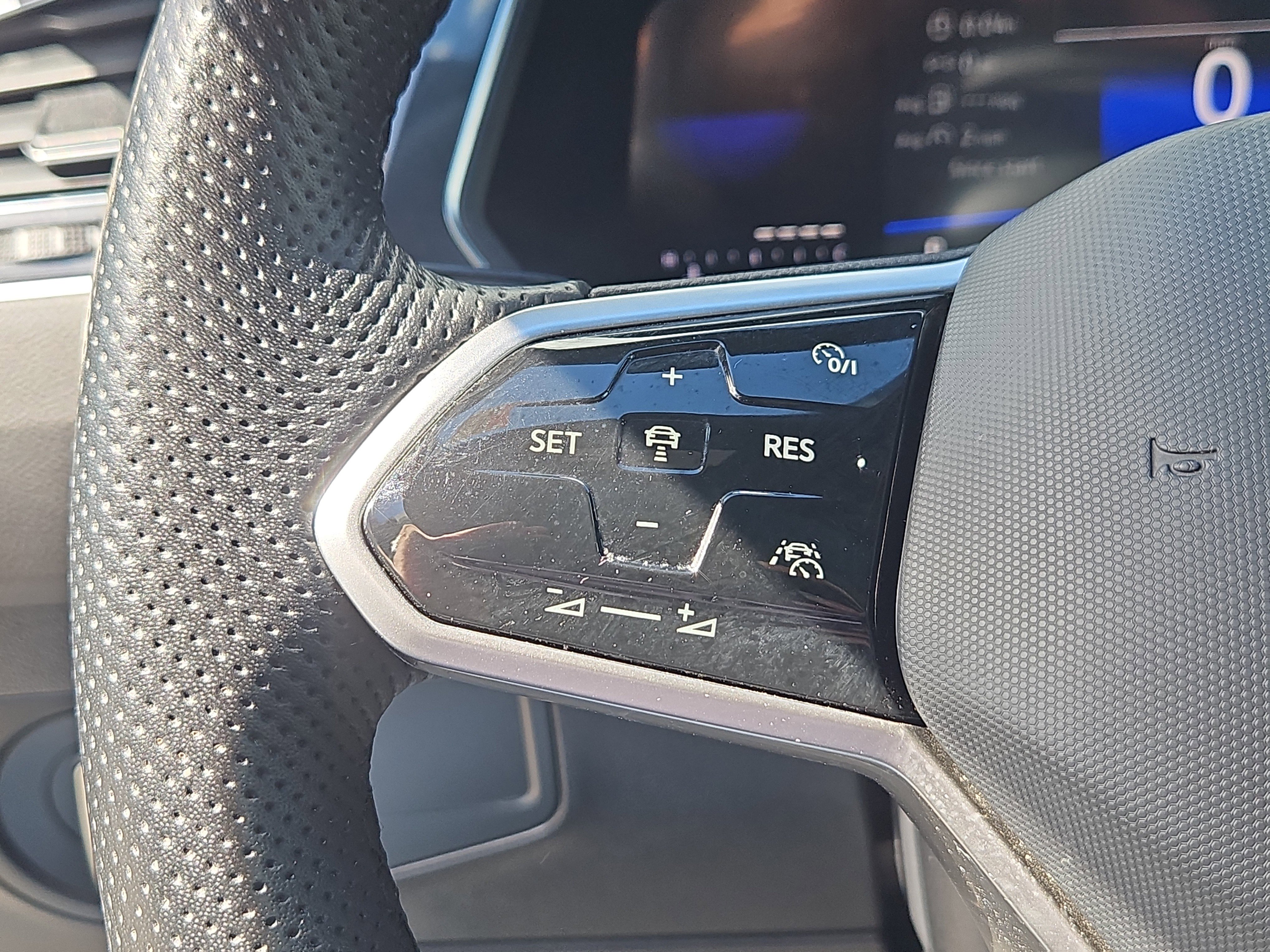 Certified 2024 Volkswagen Tiguan SE R-Line AWD/4WD image 19