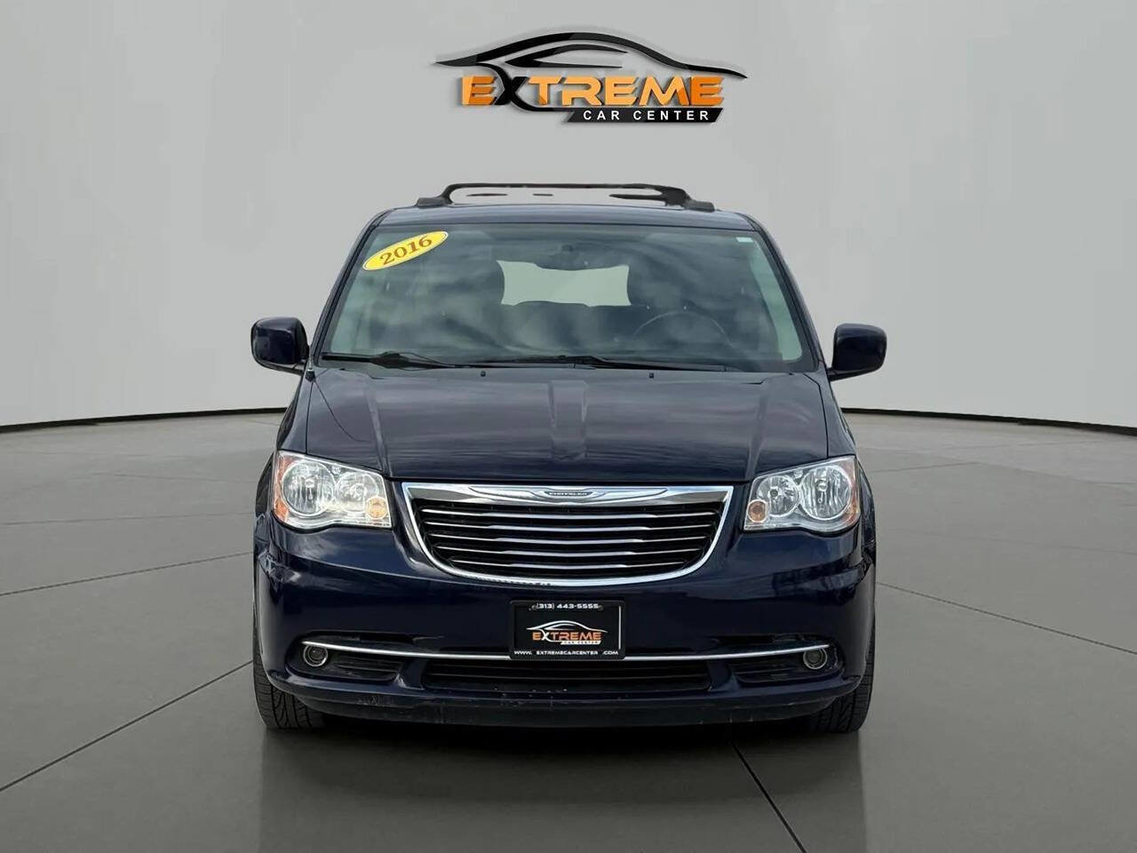 Used 2016 Chrysler Town & Country Touring image 9