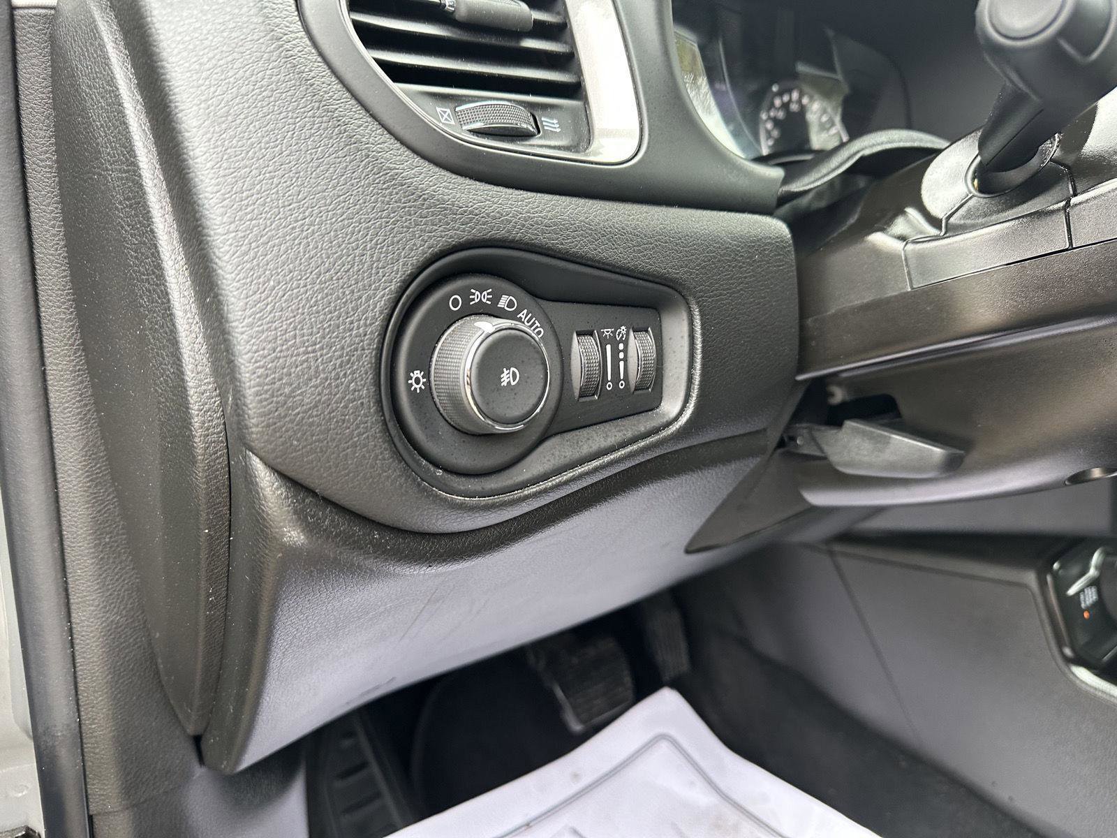 Used 2020 Jeep Renegade Limited AWD/4WD image 21