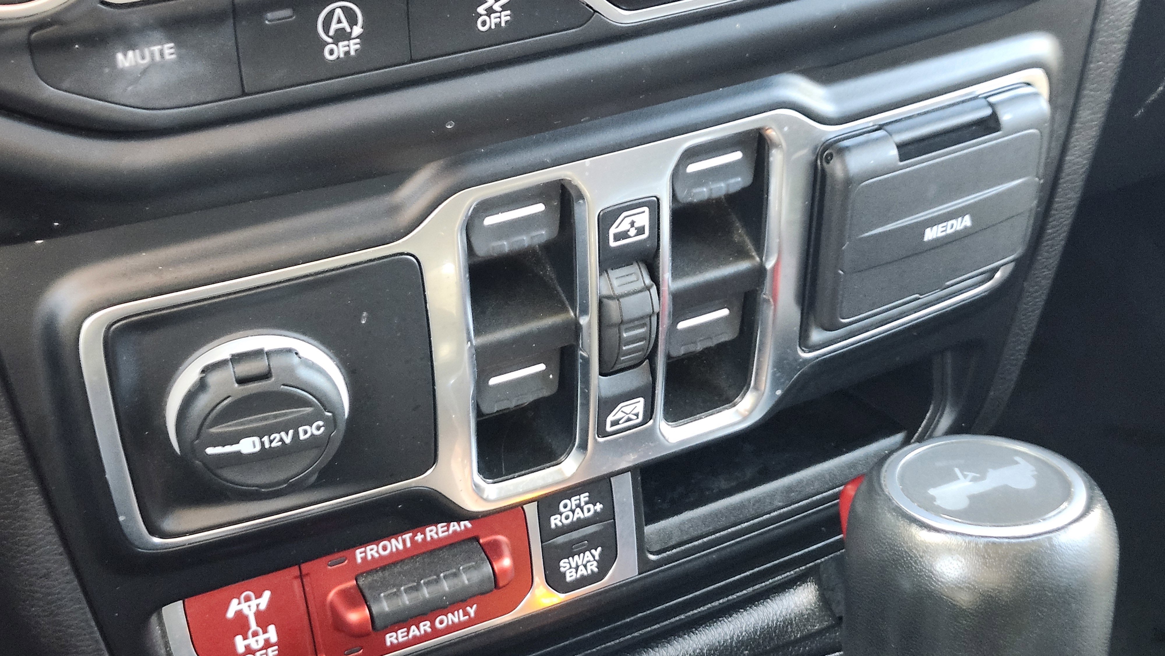 Used 2022 Jeep Wrangler Unlimited Rubicon w/ Steel Bumper Group image 9