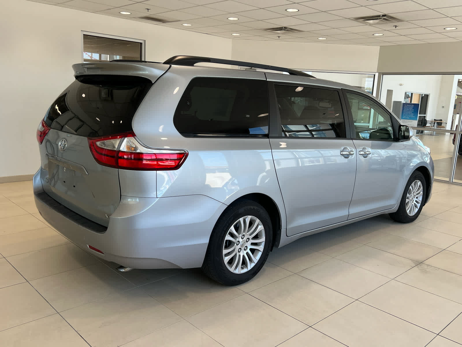 Used 2015 Toyota Sienna XLE FWD image 7