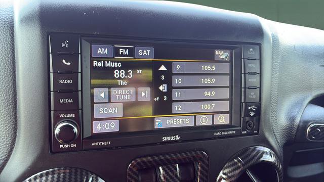 Used 2017 Jeep Wrangler Unlimited Rubicon w/ Connectivity Group image 25