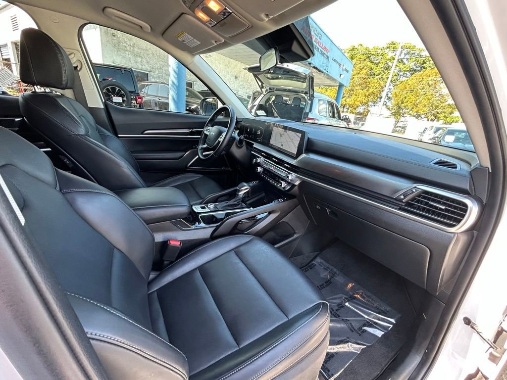 Used 2024 Kia Telluride S image 32