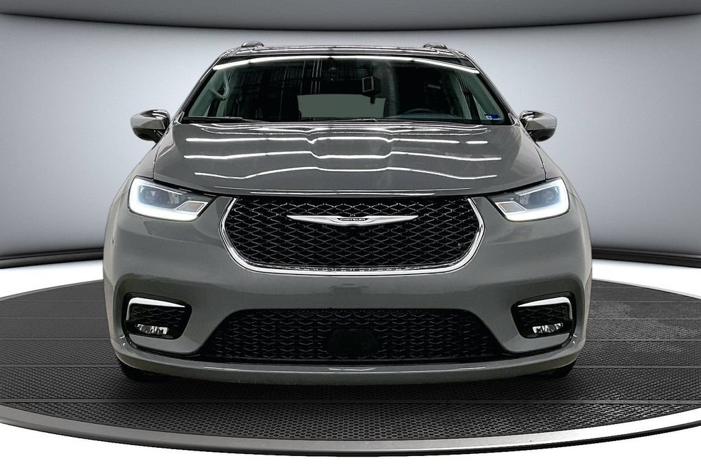 Used 2023 Chrysler Pacifica Limited FWD image 2