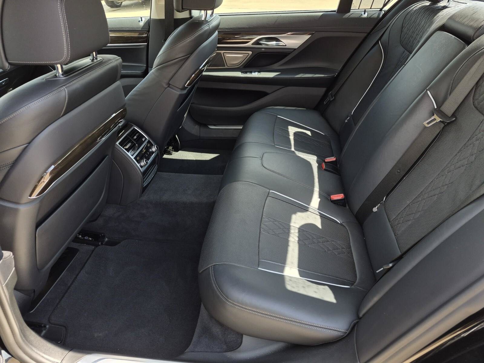 Used 2021 BMW 740i w/ Premium Package RWD image 14