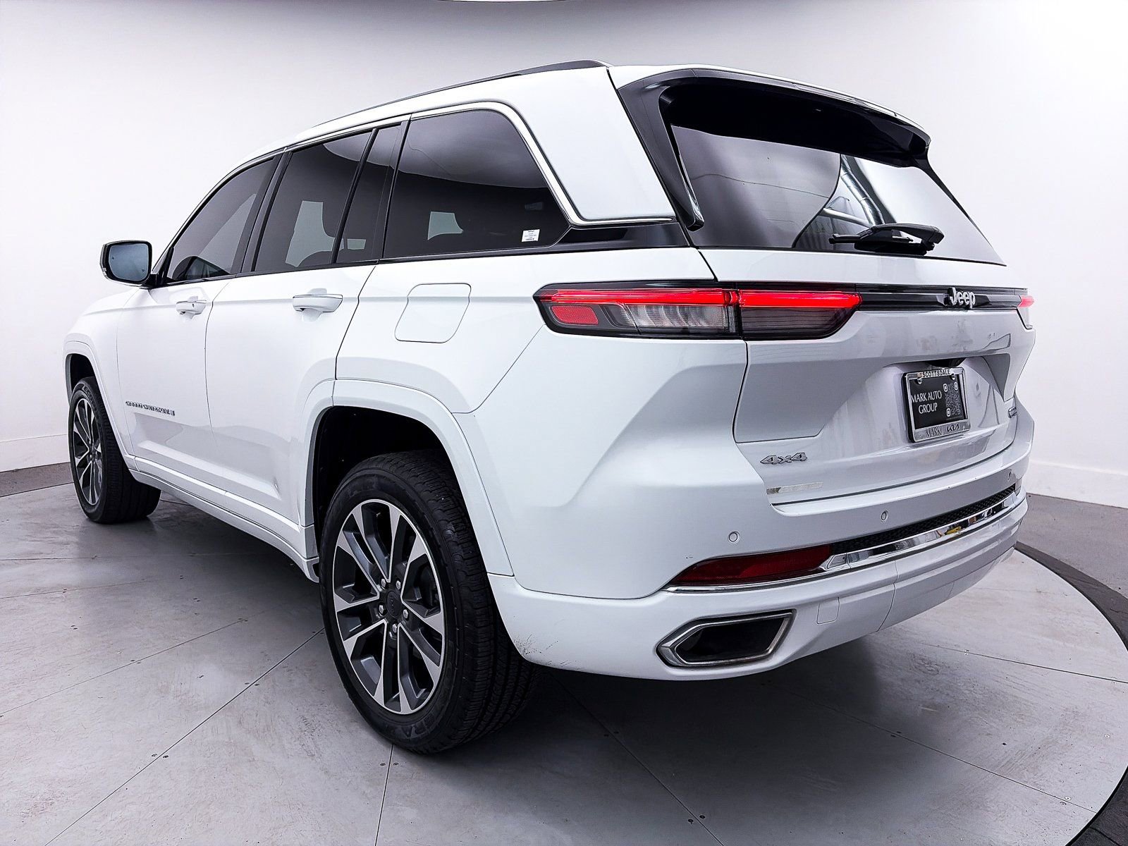 Used 2023 Jeep Grand Cherokee Overland AWD/4WD image 29