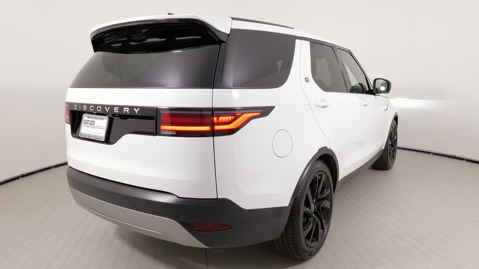 Used 2024 Land Rover Discovery S image 13