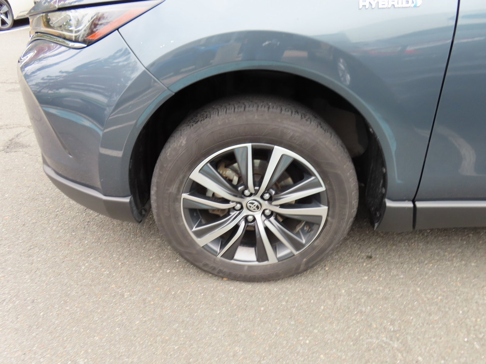 Used 2021 Toyota Venza LE w/ Carpet Mat Package (TMS) image 10