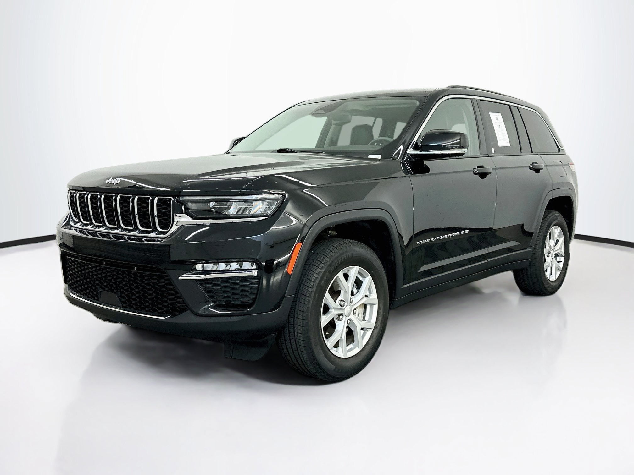 Used 2023 Jeep Grand Cherokee Limited AWD/4WD image 3