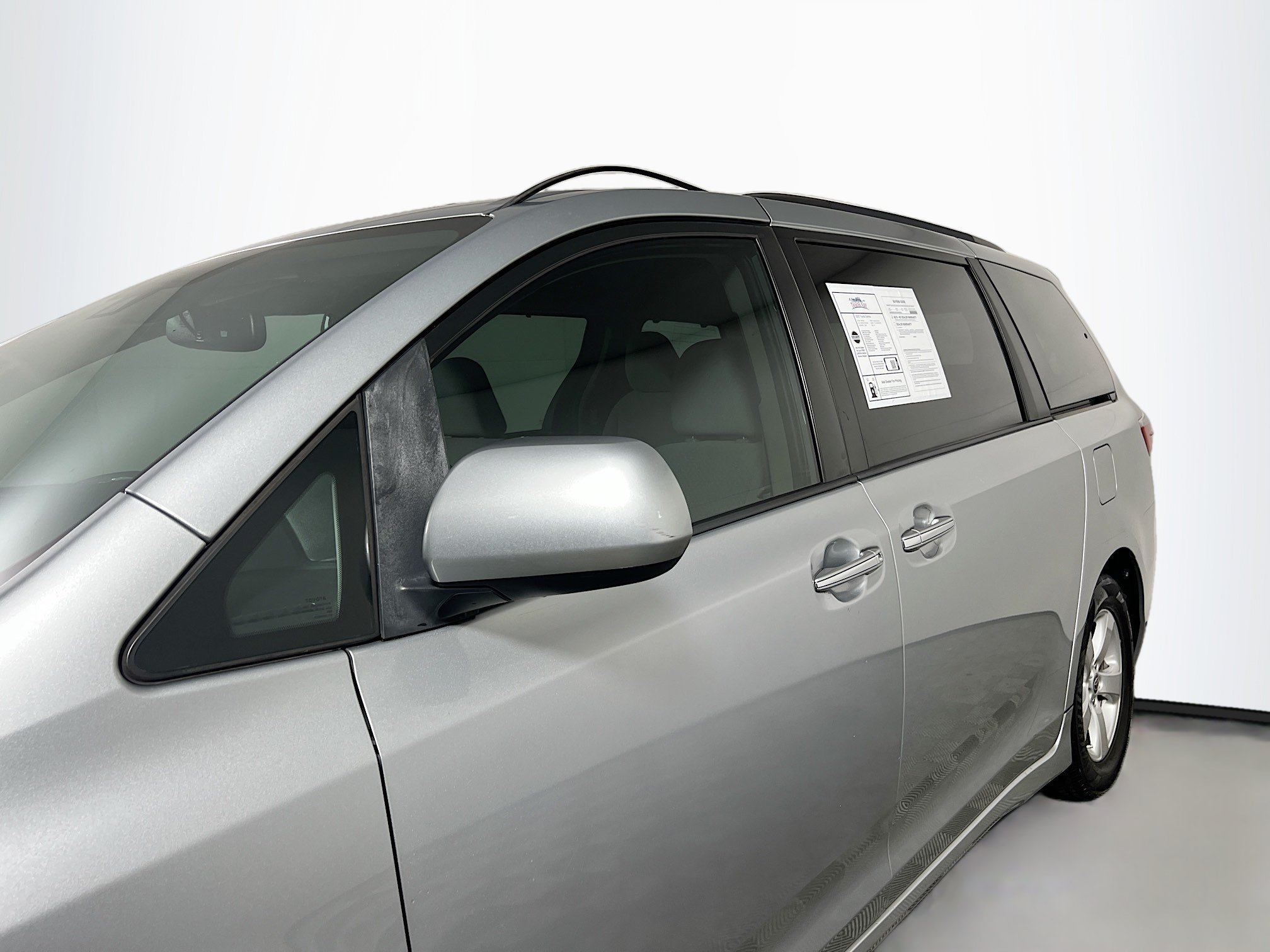 Used 2020 Toyota Sienna LE w/ LE Preferred Package FWD image 13