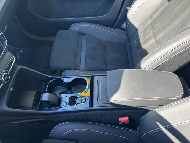 Certified 2025 Volvo XC40 B5 Plus image 26