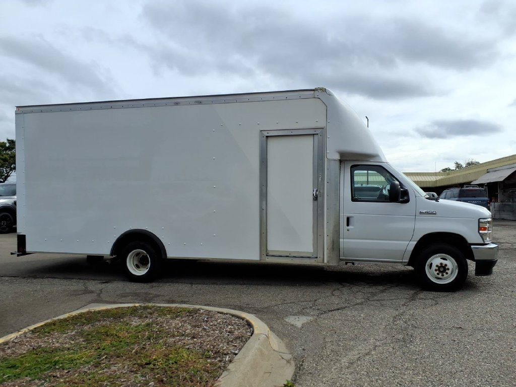 Used 2022 Ford E-450 and Econoline 450 Super Duty w/ Power Windows & Locks Group RWD image 6