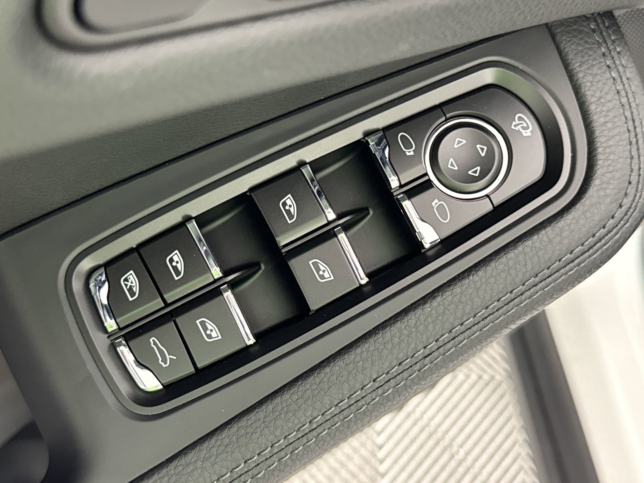 Used 2025 Porsche Macan image 13